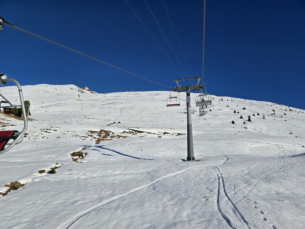 Unter dem Sessel am Jatz Quattro liegt jedoch sehr wenig Naturschnee