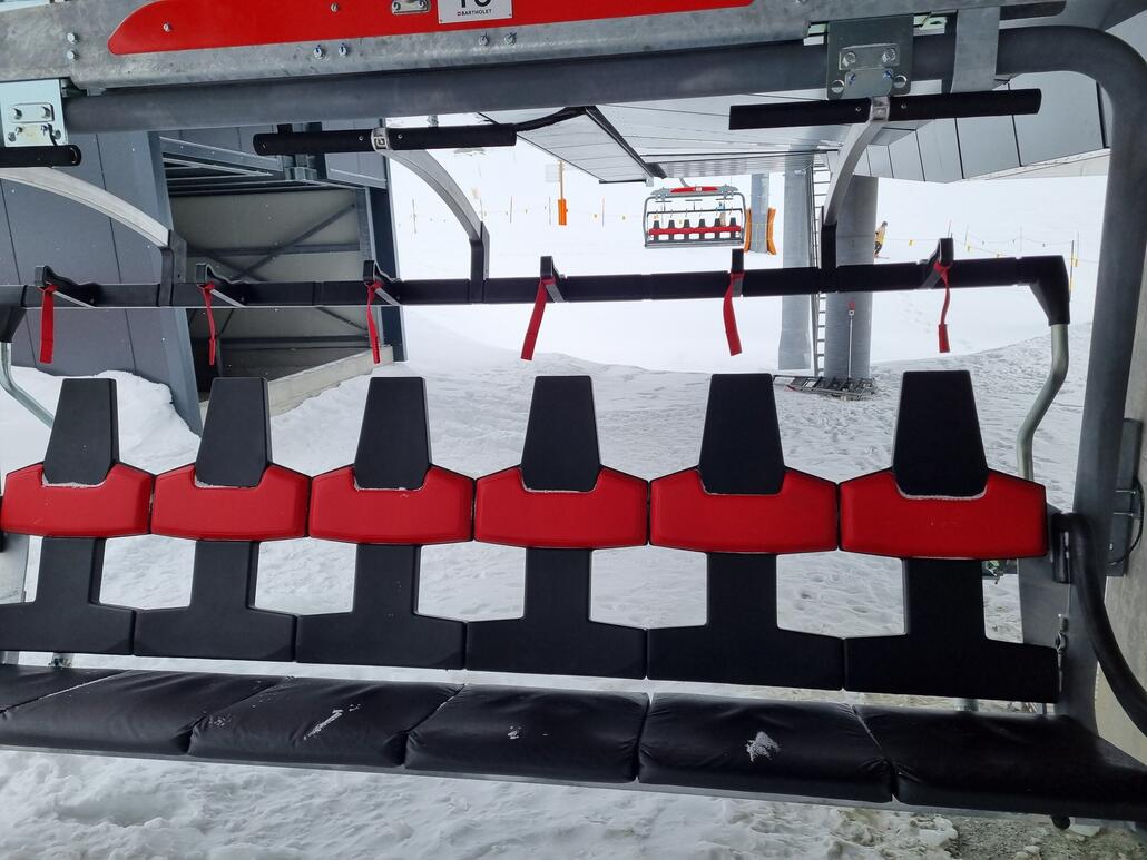 Sesselfläche gemütlich, Fussraster und Kindersicherung an jedem Platz stören leider