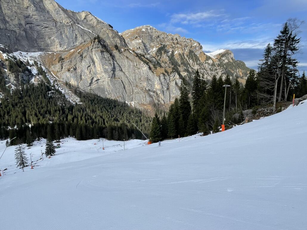 Die rote Hauptpiste am Cheselen ist tipptopp und ausreichend beschneit. Man muss allerdings wissen, die KSB macht in der Nebensaison hier Mittagspause. Pech gehabt also wieder mit EUB hoch.