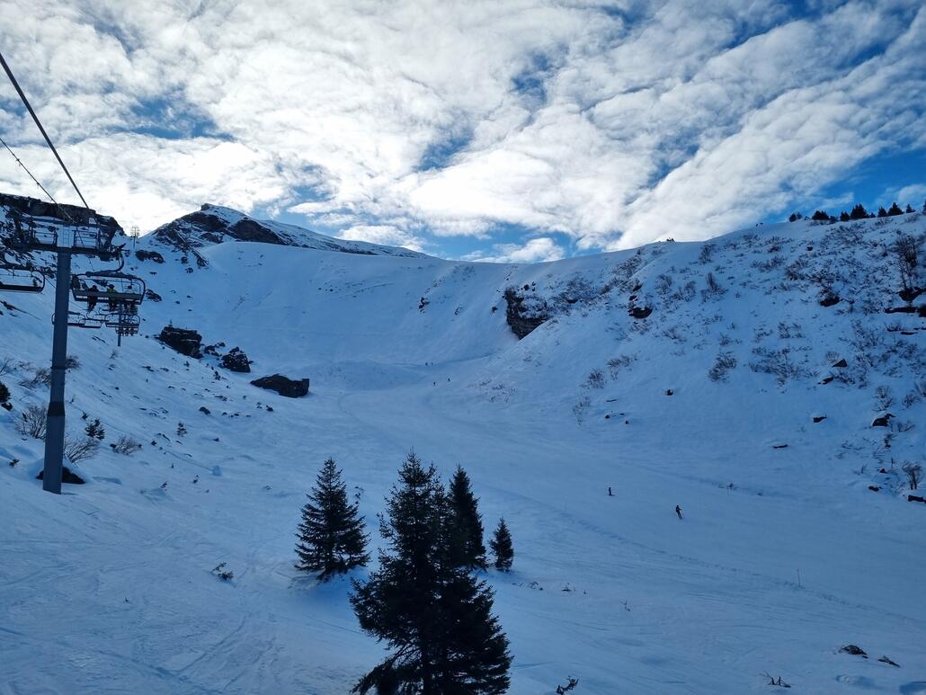 Grandes Combes, die Route noch gesperrt. Pisten unten sehr glatt, oben am Grat aber gut