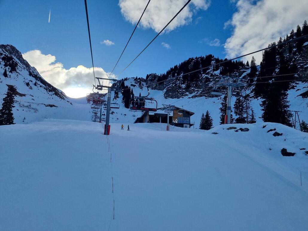 Linga dann deutlich leerer, aber wegen der Ausrichtung im Schatten. Sehr hart, mit frischen Kanten aber gut zu fahren. Für mich ist dieser Hang von der Pistenqualität her immer der beste des gesamten Gebiets. Rechts der neue Sessel als Talzubringer