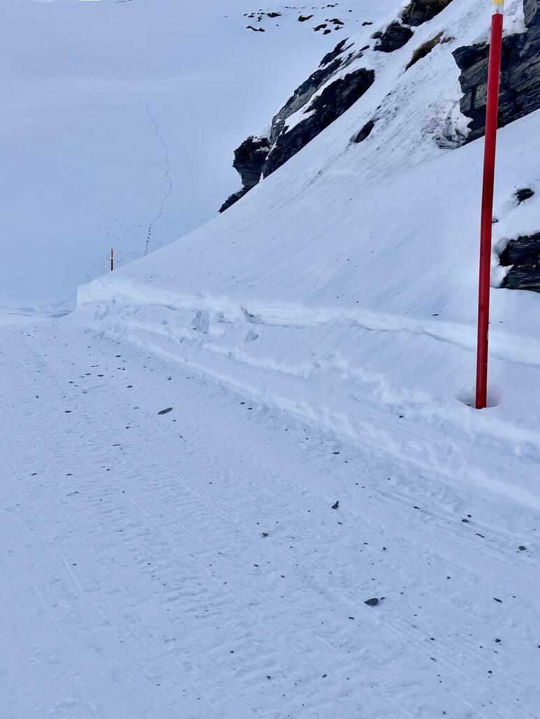 Der rote Ziehweg oben hat einige Schiefersteine, der Föhnsturm hat hier ganze Arbeit geleistet. Ist am rechten Pistenrand gut umfahrbar (Blick zurück) Auch sonst überall mal Blätter, Zweige Tannennadel etc auf der Piste.