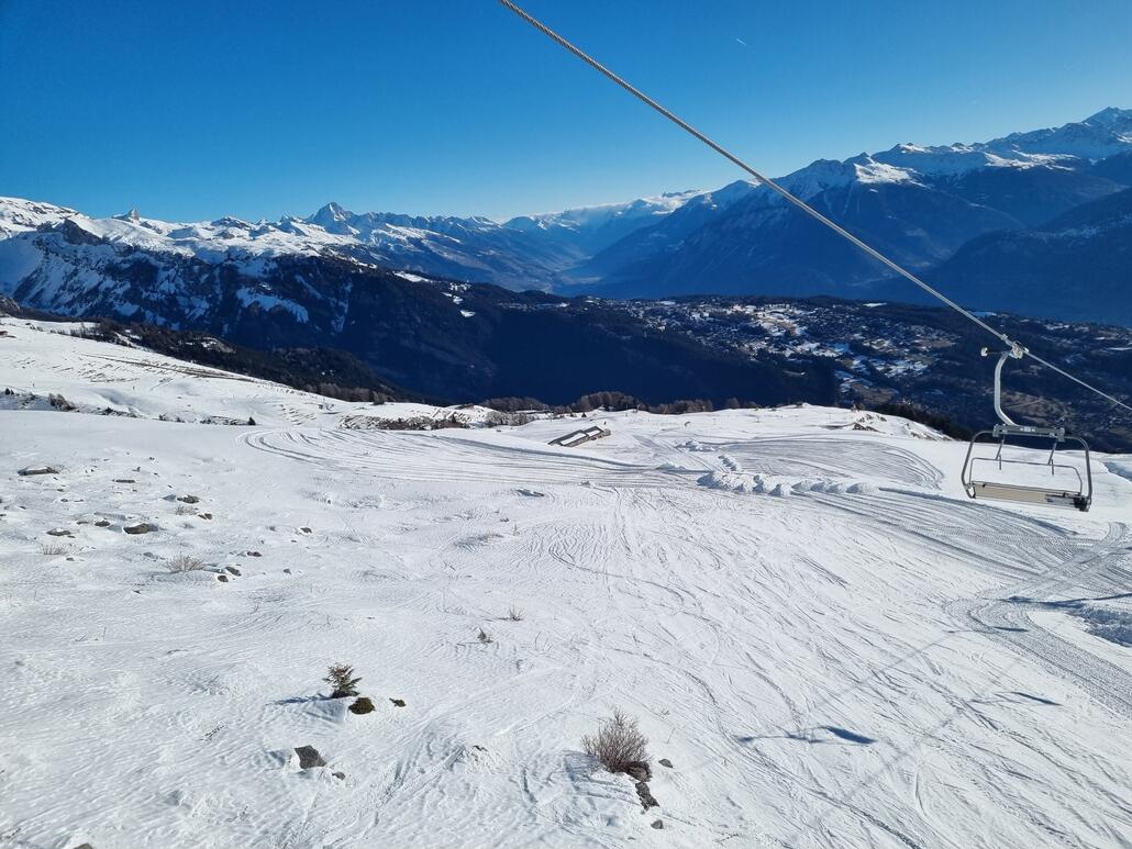 Auf den noch nicht geöffneten Pisten haben sie angefangen, Schnee zu sammeln