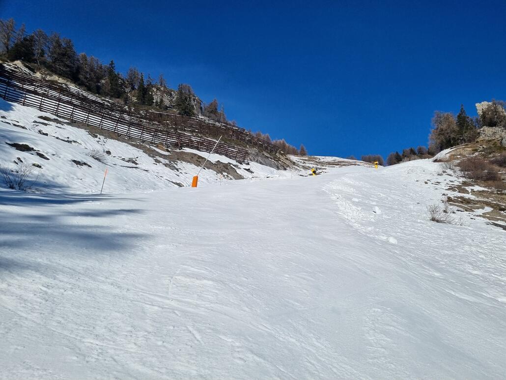 Die gesperrte Talabfahrt firnte am späten Vormittag sehr schön auf, mit Ausnahme einer eisigen Stelle im Schatten in der Mitte der Abfahrt