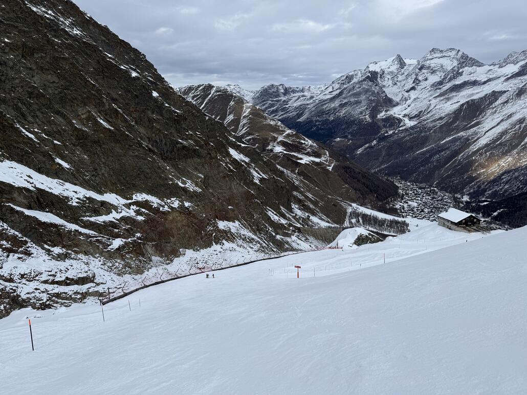 Eigentlich kennt man solche Hangsicherungen besonders aus Italien, aber am Spieljoch können die Schweizer es auch. Am Nachmittag hat sich der Fahrpass hier etwas nachgelassen.
