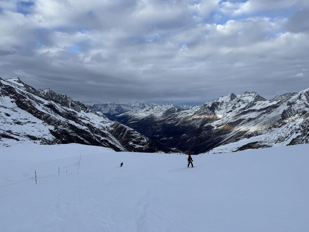 Nach ein paar Wiederholungsfahrten am oberen Doppel-SL bis Betriebsschluss (15:30 letzte Fahrt bereits), fahren wir die «Gletscherpromanade» herunter.