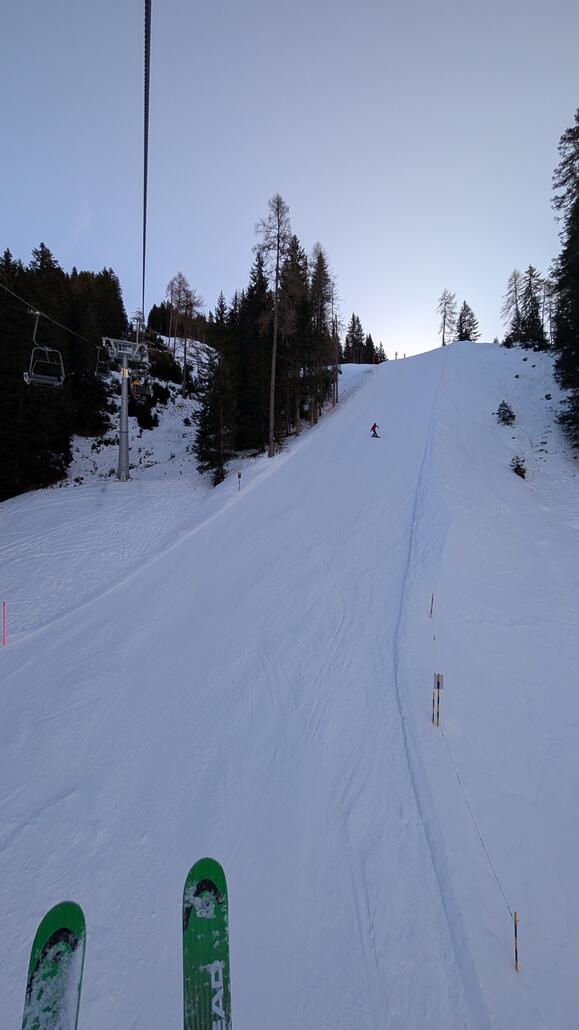 Auch die schwarze Talabfahrt ist an manchen Stellen eisig, aber man kann sie noch gut fahren