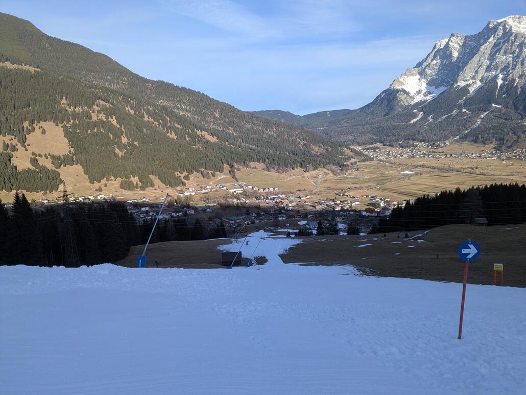 Noch geschlossene Rote Talabfahrt zur Gondel