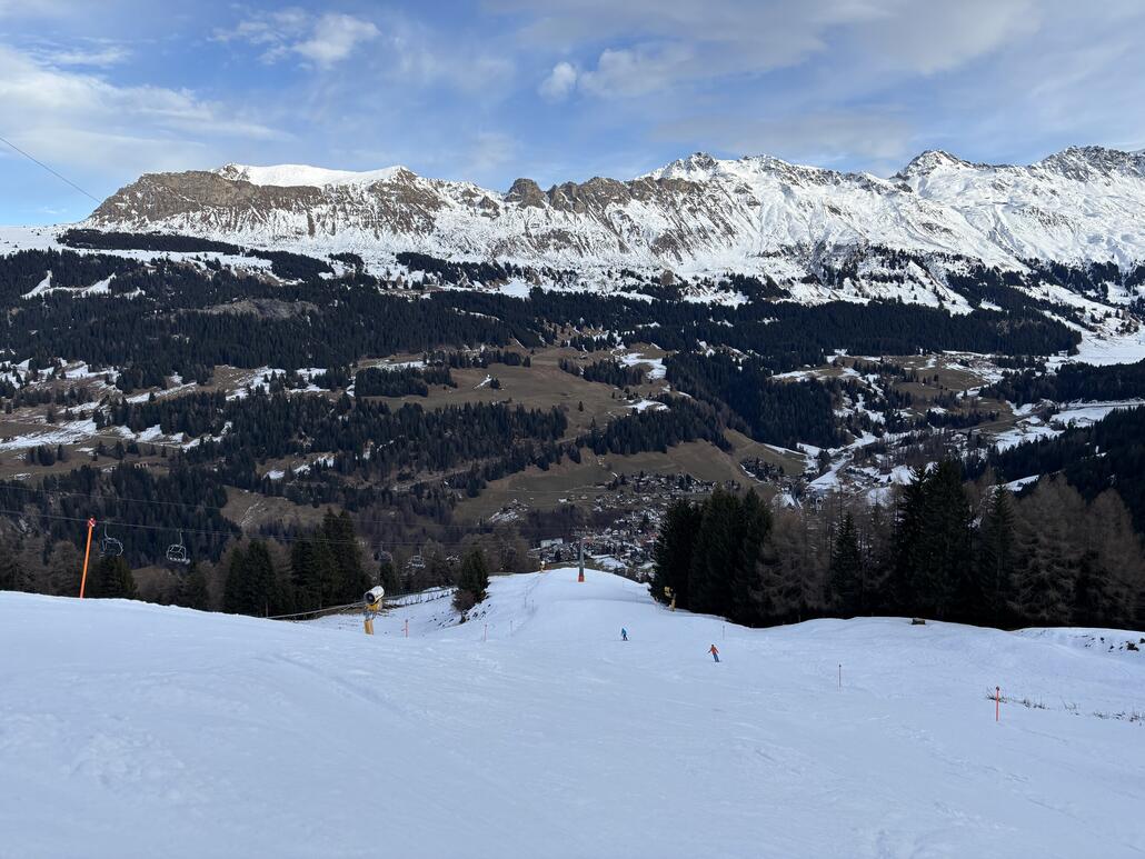 Pradaschier wie im April: Sulziger Kunstschnee. Hier war praktisch nix los. Kein Wunder, denn auf Skier kommt man aktuell nicht nach Churwalden. Wir gondelten mit der Heidbüel-Bahn runter und wieder hoch.