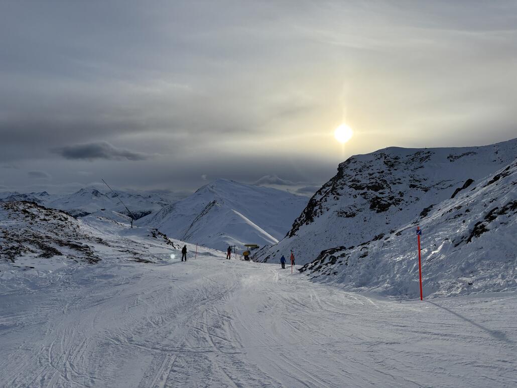 Die Piste gleicht einem Minenfeld. Der wenige Schnee, der hier liegt, ist qualitativ aber tipptopp: Hart und griffig. Auf der letzten Abfahrt, vom Stätzerhorn zum Fadail-Parkplatz, kam tatsächlich noch so etwas wie Spass auf. Einerseits hatte es wenige Leute, andererseits war die Stimmung schön.