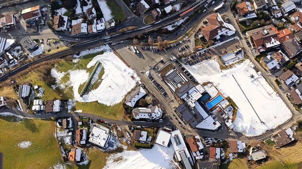 über der Talstation der Salvenbahn I - dort wurde gerade Schnee aus Kelchsau angeliefert und verteilt.
