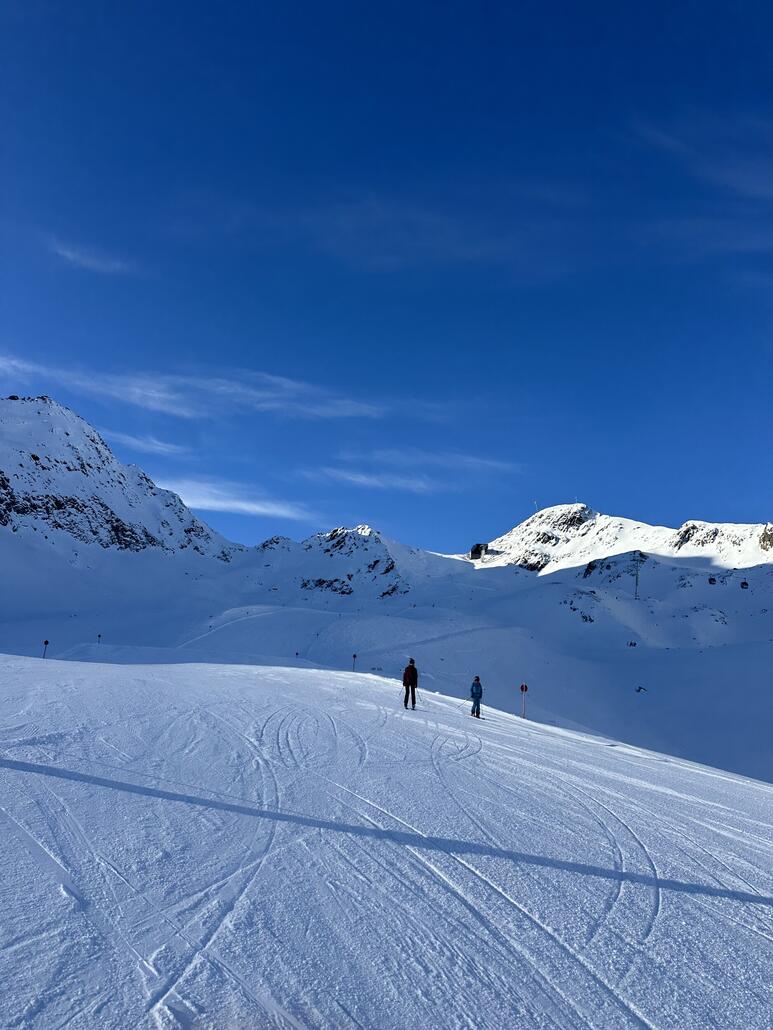 Auf der 22, Bahn gefällt mir wirklich gut, und schön trassierte Piste :) (schwarze noch nicht offen)