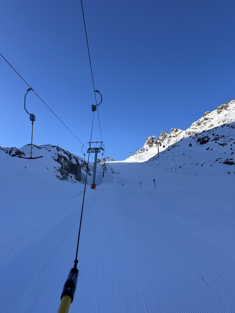 Im neuen Schlepper :) als Rückbringer von der Roten Piste am Weisseferner