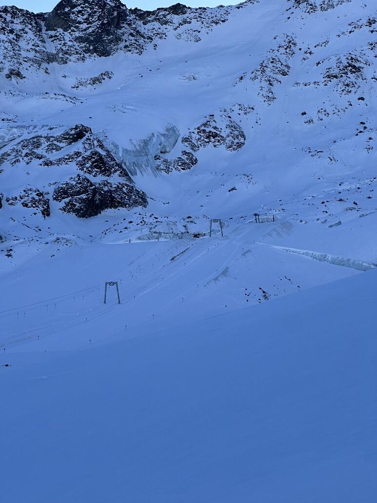 Blick zum spannend aussehenden Ausstieg am Nörderjoch. Als jemand der noch nie hier war, kaum vorstellbar, dass da mal der Nörderjoch 2 links hochgegangen ist