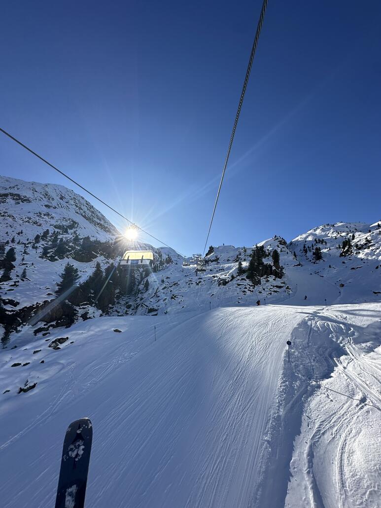 Mittlerweile auch Sonne an der Ochsenalm 1 :) wie den ganzen Tage Sessel und Gondel allein und kaum ein Mensch auf den Pisten.