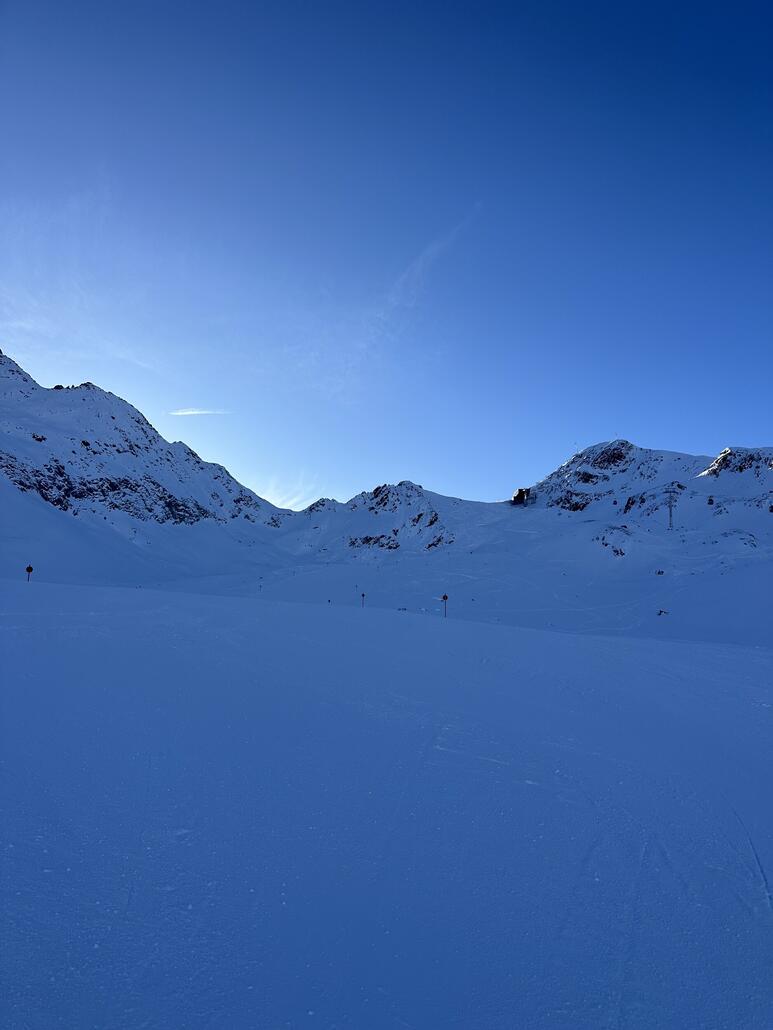 Tag neigt sich dem Ende zu, mittlerweile eigentlich kein mensch mehr da um halb 3, Pisten auch immer noch top!