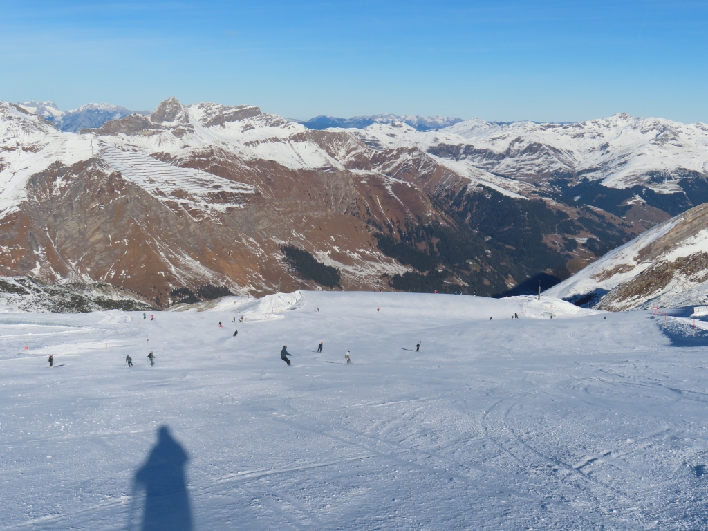 Flacher Teil der Piste 3 zum Tuxerfernerhaus. In diesem Bereich war sie nicht gut zu fahren, wie man bei Betrachten des Bildes meinen konnte, da der Schnee dort sehr windgepresst war. Weiter vorne dann ist dann die Kuppe, wo es richtig eisig wurde.