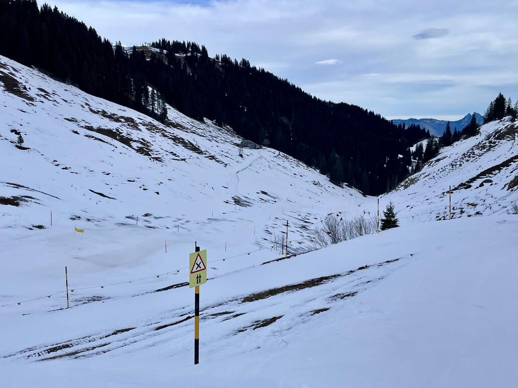 Aengi-Piste ist eisig nicht frisch präpariert und wenig Schnee, lieber via Schlittelweg.