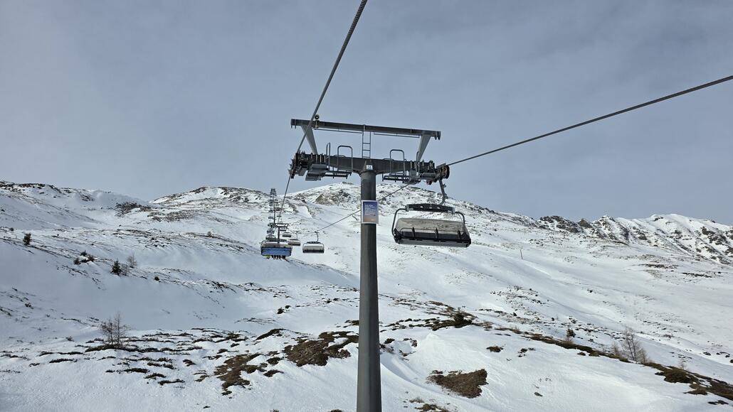 Weil die Warteschlange am Täli bis über die Garagierungshalle hinaus reicht, fahre ich Stätzerhorn. Dort ist nichts los, weil der Lift nur als Verbindung nach Scalottas fährt. Das ist der einzige Lichtblick, denn so hat man hier quasi eine Privatanlage. War 16/17 auch schon der Fall. Da habe ich hier dutzende Fahrten hintereinander gemacht.