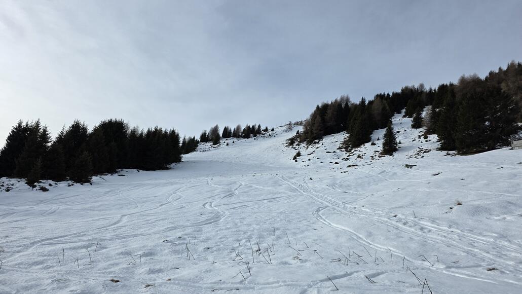 Aus der Ferne wundere ich mich noch, warum am Scalottas alle Sessel leer sind. Hier hat man ja noch nicht einmal angefangen zu beschneien!? Was ein Witz.