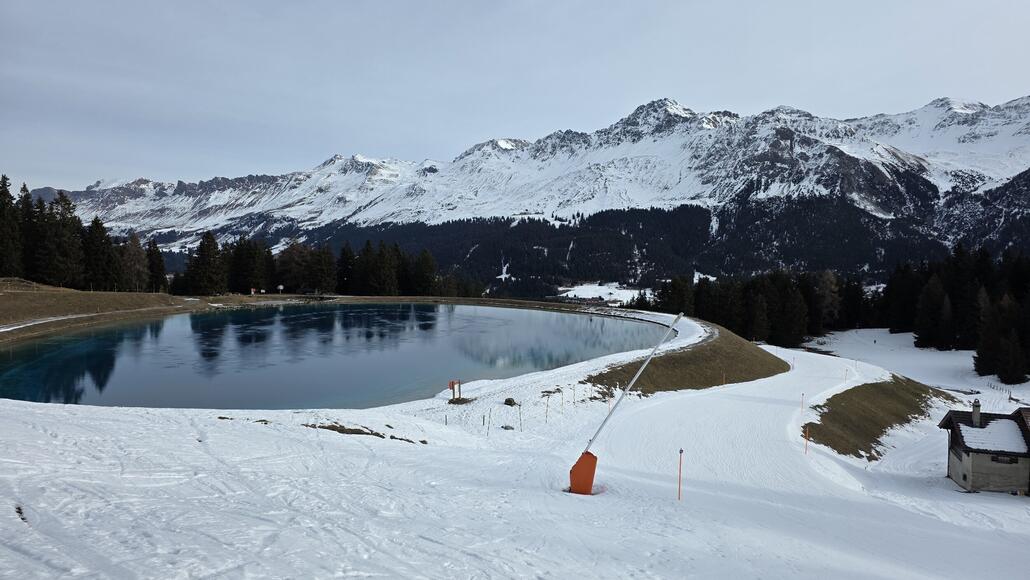 Speichersee Vallos randvoll. So von wegen zu wenig Wasser und so.