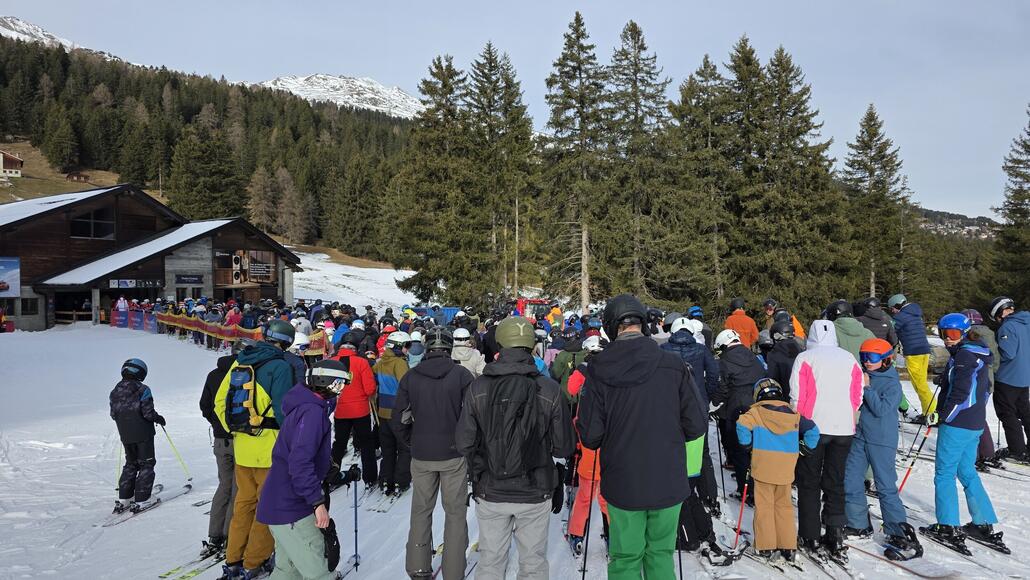 Warteschlange Pedra Grossa. Uff.