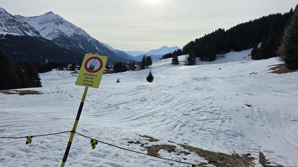 Eine Runde am Proschieri lege ich noch ein. Nur um dort festzustellen, dass sie nicht einmal dieses kurze Verbindungsstück geöffnet haben. Trotzdem fährt der Luft offiziell bis 16:30 Uhr, obwohl es ab 16:00 Uhr keine offiziell geöffnete Abfahrt mehr hat.