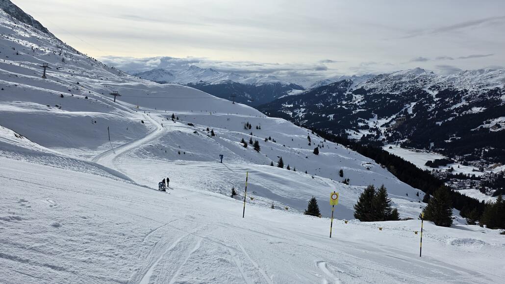 Weil easyrider mich vor den Schlangen in Arosa warnt, lege ich noch einen Abstecher nach Scharmoin ein. Wieder einmal halblegal, weil auch hier die Verbindungspiste offiziell noch geschlossen ist. Wäre eine Sache von zehn Minuten, das herzurichten.
