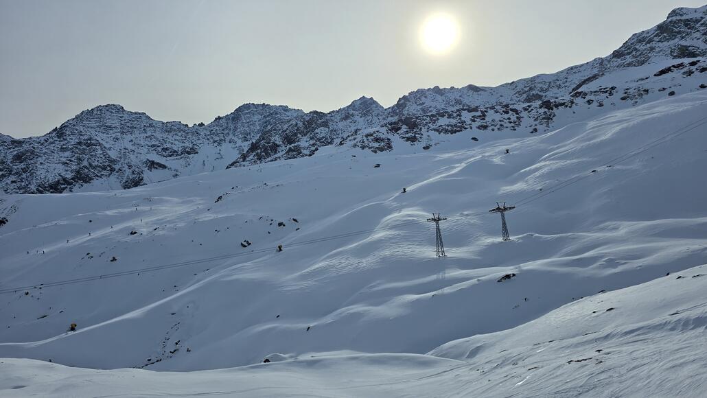 Das Munggaegg könnte bald öffnen. Hier liegen viele hohe Schneehaufen, die nur noch verteilt werden müssen.