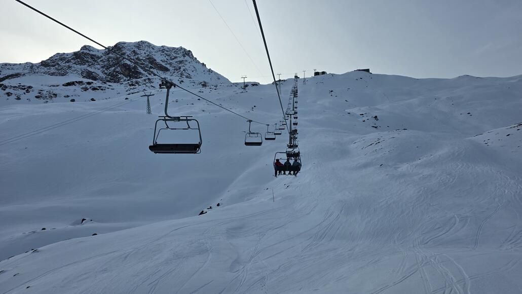 Das nächste Ärgernis. Mittlerweile ist die Schlange am Hörnli weg, dafür schleicht die Sesselbahn jetzt mit 3 m/s vor sich hin. Das sorgt dafür, dass ich die Urdenbahn knapp verpasse.