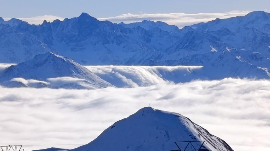 im Hintergrund "fließt" die Nebelsuppe ins nächste Tal