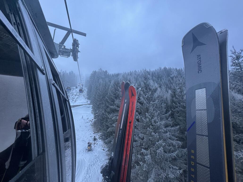 Morgendlicher Blick aus der Bergkastellbahn, dünne Schneedecke lässt es weihnachtlich wirken :)
