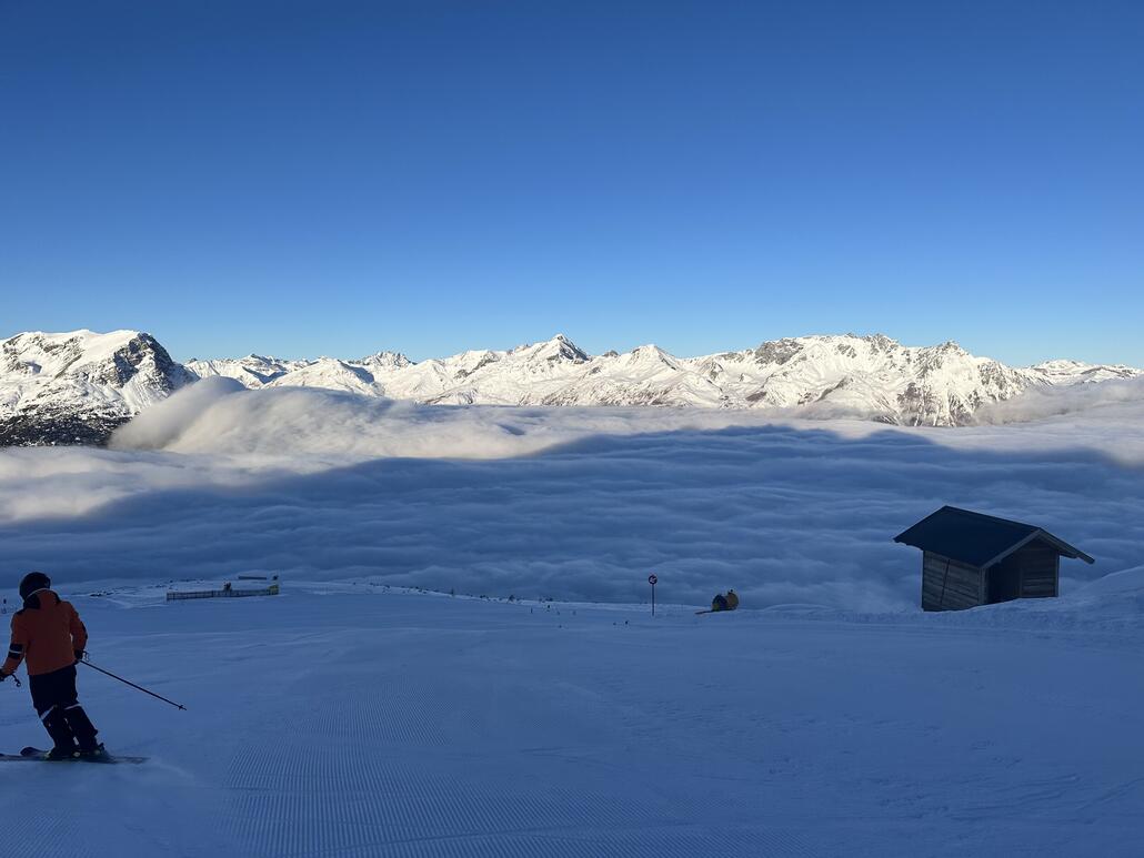 Gewaltige Aussicht auf der roten Piste.