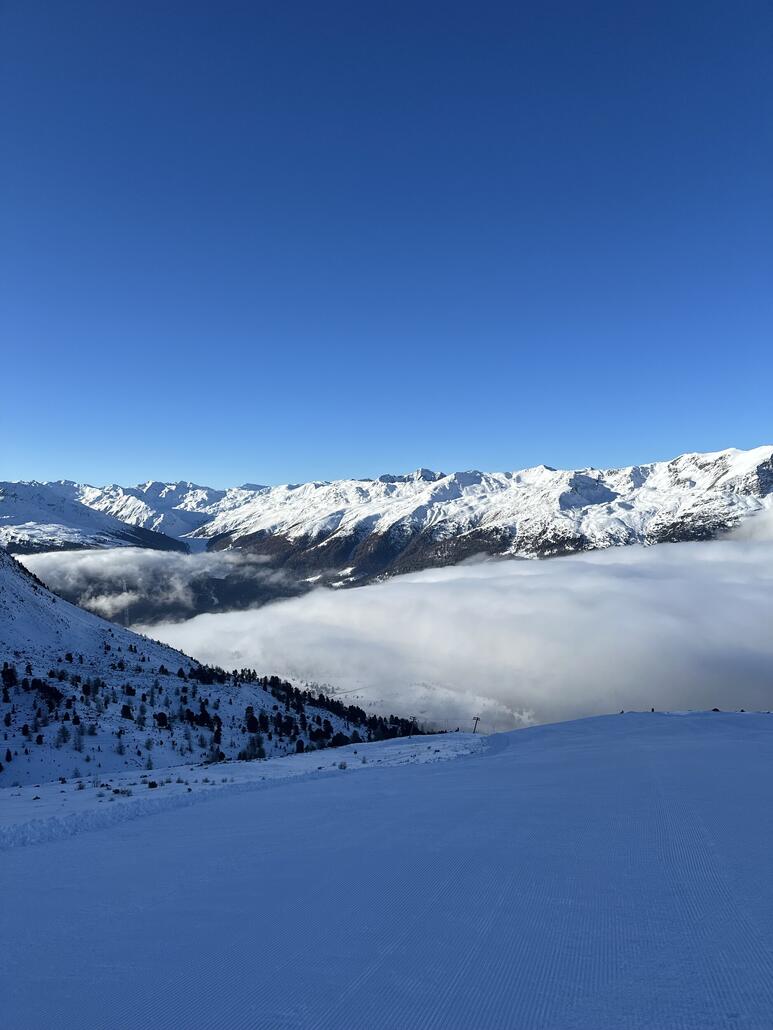 Dann die gesperrte 6 am Almlift runter, um 11:30 natürlich noch unberührt und geht richtig gut :)