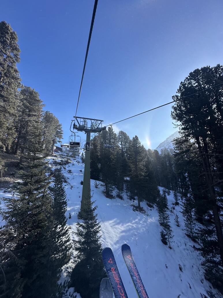 Sogar mit Regenbogen von der schneekanone