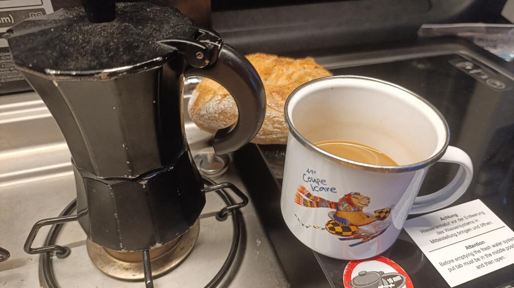 stimmt gar nicht, ist bereits der 2. Kaffee. ;-)