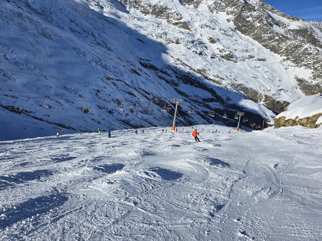 Die Längfluh-Piste war (wenig überraschend, da immer stark frequentiert) noch schlimmer und auch nach dem Mittag übervoll.