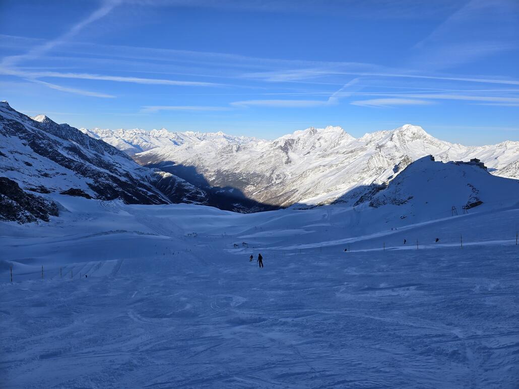 Nachmittags auf dem Gletscher. Trotz morgentlicher Präparation mittlerweile komplett hinüber, mit dem weichen Schnee aber dennoch auf eine gewisse Weise durchaus spassig.