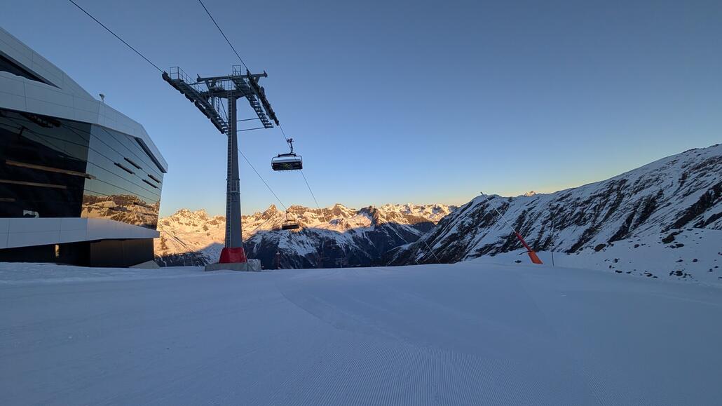 Die erste Piste des Tages lässt sich super gut fahren, der Schnee ist sehr sehr angenehm griffig!<br />Die Piste durch das Velliltal ist auch griffig, allerdings etwas unruhiger präpariert so dass man nicht voll durch carven kann. Wegen dem geringen Antrag fährt die sesselbahn leider nur mit weniger als 4 m/s.