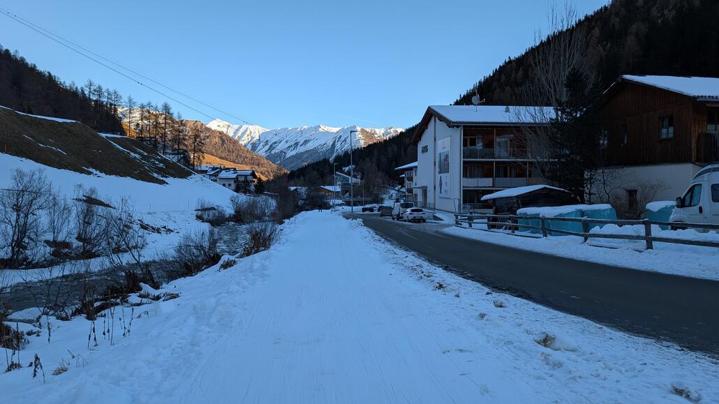 Man kommt dem Zielweg optimal durch Bus zur Talstation! Dort keine Wartezeiten und direkt in die Gondel, selbst um 10:45!