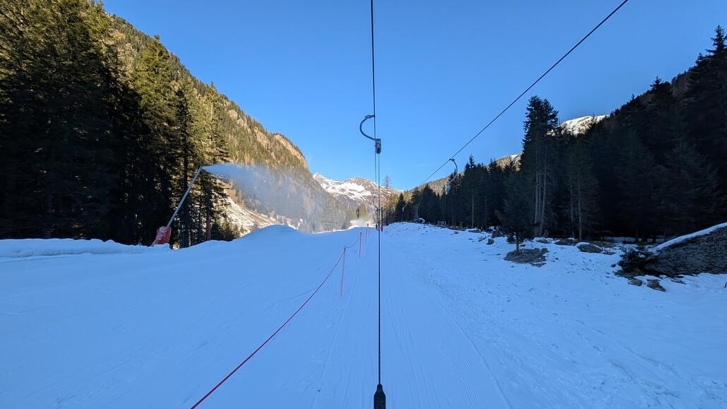 Die Talabfahrt nach Ischgl ist auch kurz vor 12 Uhr noch wunderbar in Schuss, leider wird man im Schwarzwasserlift eingeschneit.