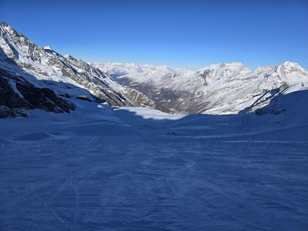 Ramponierte Piste nachmittags auf dem Gletscher.