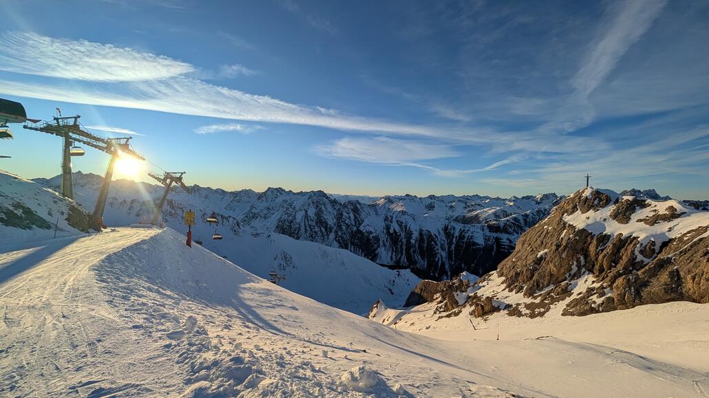 16:05 Uhr am höchsten, tolle Sonnenbeleuchtung hier noch mal! Jetzt geht's noch mal die schwarze runter und dann wird bis 16:30 Uhr Höllenbodenbahn gefahren, um es maximal auszureizen. Der GPS-Tracker ist schon bei 20.000 Höhenmetern angekommen!
