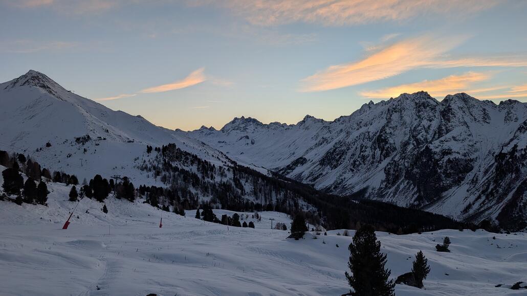 Perfekt! Die letzte Fahrt mit der höllenbodenbahn erwischt, und jetzt um 16:35 Uhr zur Talabfahrt ansetzen! Sonne ist schon weg und Flutlicht ist an!