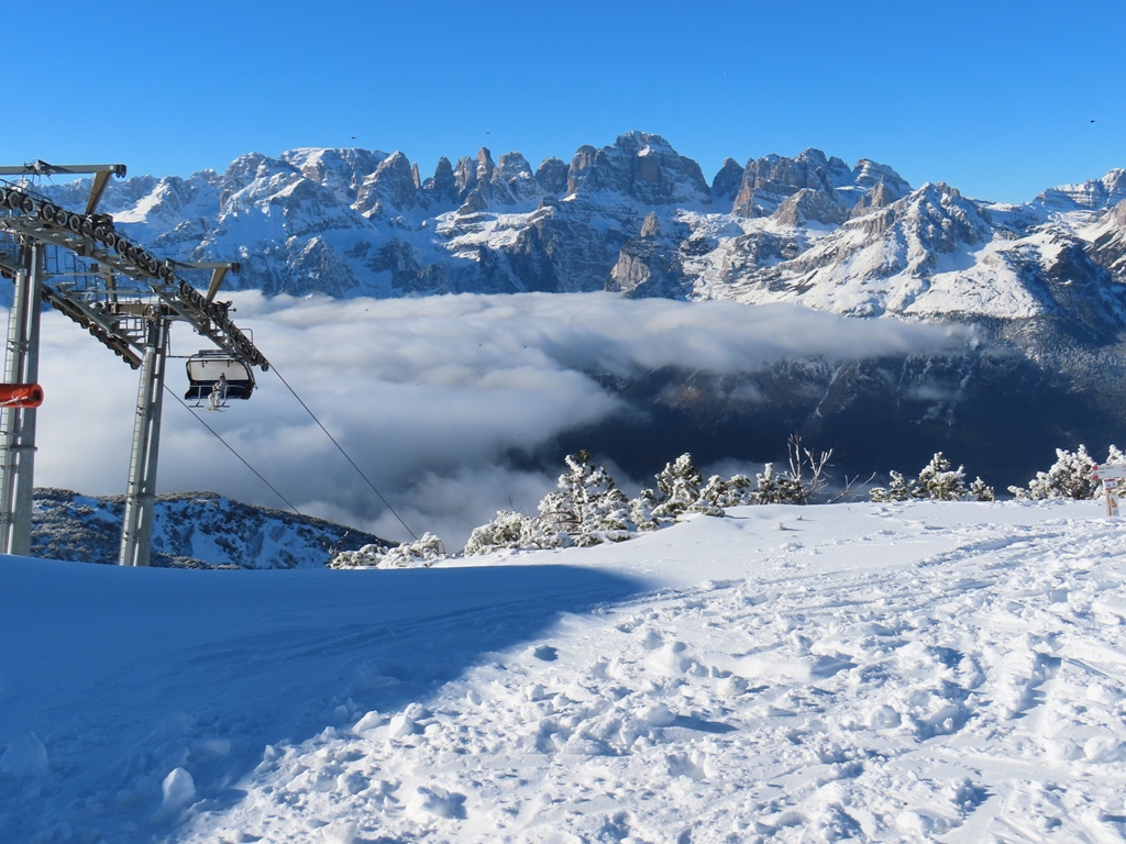 Inzwischen zieht sich der Nebel zurück und man sieht mehr von der Brentagruppe