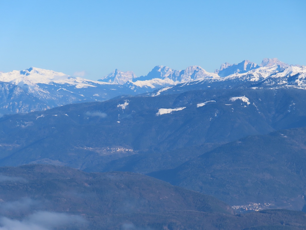 Blick über Etschtal hinweg zu den südlichen Dolomiten