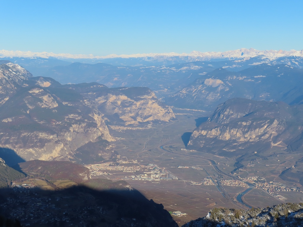 Tiefblick ins fast 2000 Höhenmeter tiefer gelegene Etschtal