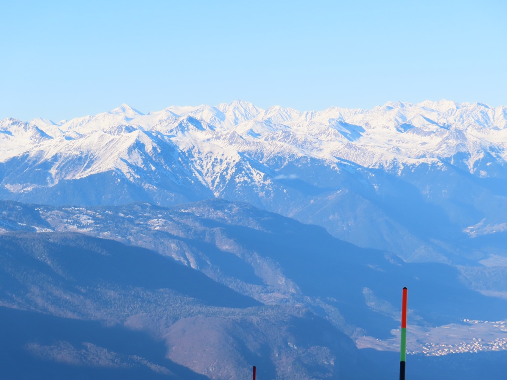 Blick zum weit entfernten Ötztaler Alpenhauptkamm. Höchster Gipfel ist die Hintere Schwärze in der Bildmitte. Weiter links ist der Similaun zu sehen.