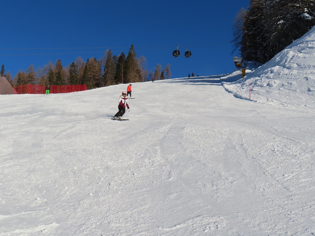 Piste an der relativ neuen 10EUB Dosson-Selletta, die eine große Bereicherung für das Skigebiet ist. Die Talstation ist in der Nähe der Mittelstation der Zubringer EUB aus Andalo. Die Bergstation ist 100 Höhenmeter unter dem Paganellagipfel, wo auch die lange 4KSB Meriz-La Selletta endet. Der Höhenunterschied beträgt 530 Meter.