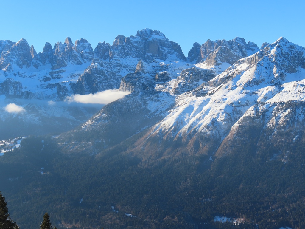 Die Brentagruppe ist inwzischen nebelfrei, aber schattenbedingt deutlich dunkler